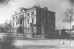 Palacete construido por sus padres en la esquina de calle Toreno con Marqués de Pidal en Oviedo