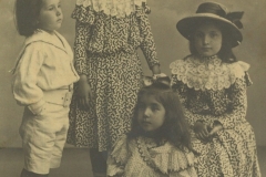 De izquierda a derecha: José María, María de Asís, María Casilda y María Isabel