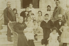 Padres, abuelos maternos y hermanos. María Isabel a la izquierda detrás de su padre