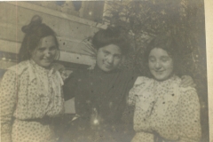 María Isabel a la izquierda con dos de sus hermanas