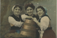 María Isabel  con María de Asís y María Casilda con el traje típico de Asturias