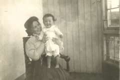 María Isabel con su primer sobrino