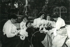 María Isabel la segunda por la derecha en la Quinta de Roel
