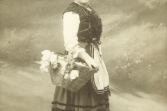 María Isabel vestida con traje de asturiana