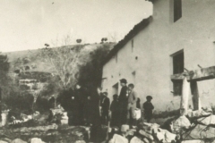 María Isabel y el P. Arnaiz en una aldea de misión