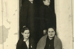 María Isabel en Montecorto (Málaga),1923. A su lado, Leonor Werner, atrás Ana María, mujer del notario de Algodonales y Rosario Merencio