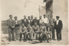 Alumnos de las Misioneras en Pelegrí (Barcelona), con el P. Arbona S.J. gran amigo y colaborador en todos sus apostolados