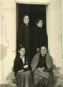 María Isabel en Montecorto-Málaga en 1923. A su lado Leonor Werner. Atrás Ana María mujer del notario de Algodonales y Rosario Merencio