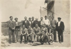 Alumnos de las Misioneras en Pelegrí (Barcelona), con el P. Arbona S.J. gran amigo y colaborador en todos sus apostolados