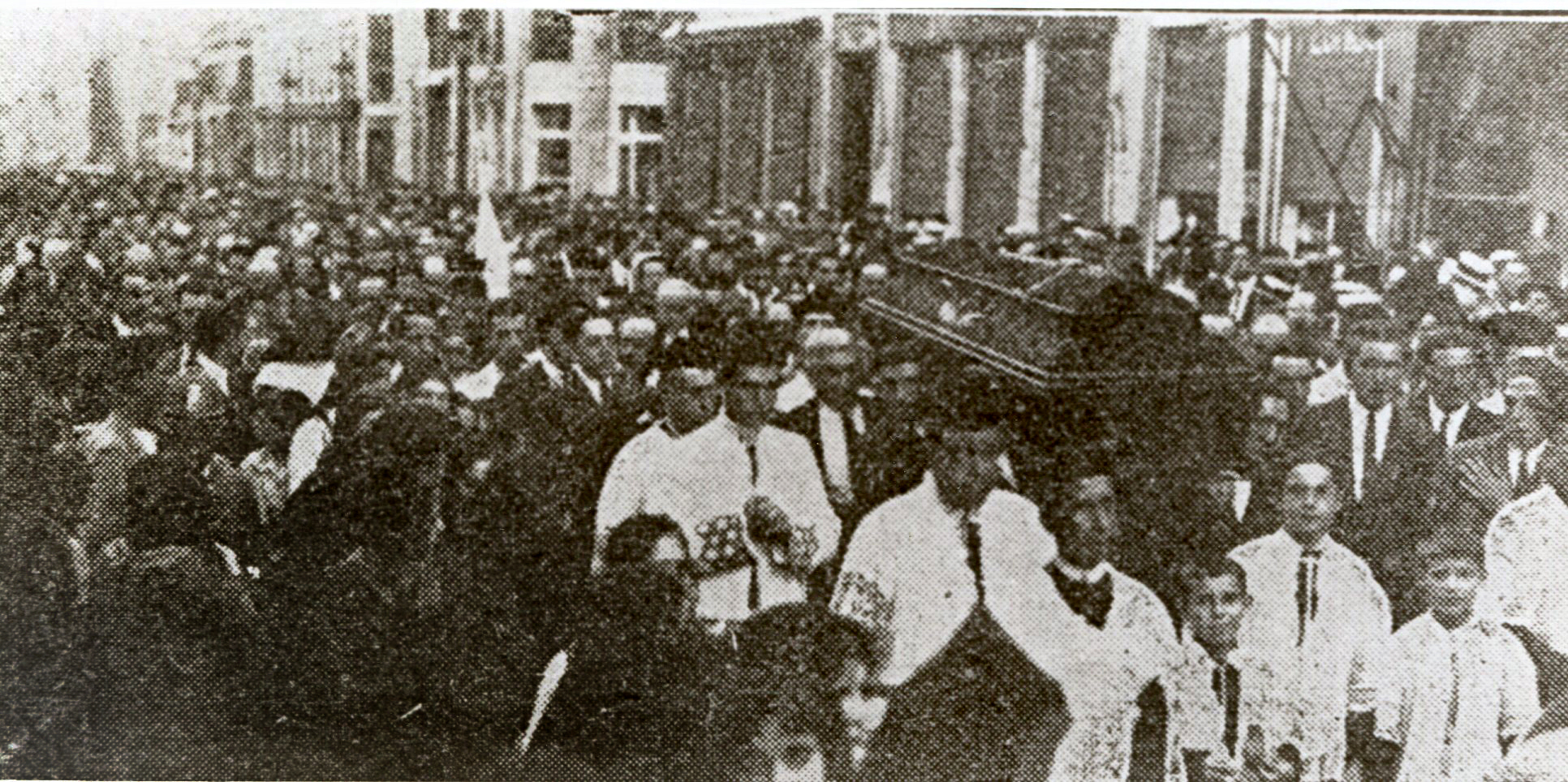 Manifestación imponente de duelo en el entierro del Beato P. Arnaiz